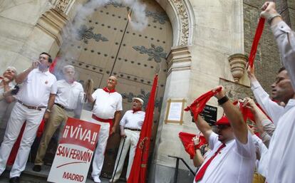 Momento de lanzamiento del chupinazo, al estilo de Pamplona, en la iglesia madrileña de San Fermín de los Navarros.