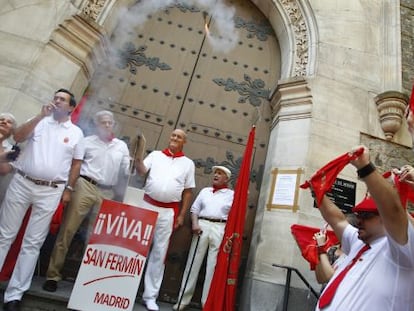 Momento de lanzamiento del chupinazo, al estilo de Pamplona, en la iglesia madrileña de San Fermín de los Navarros.