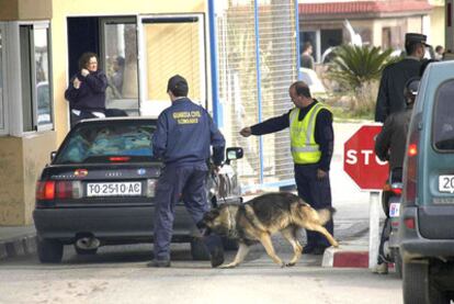 Agentes de la Guardia Civil realizan tareas de vigilancia de vehículos en un control fronterizo en Ceuta en 2007.