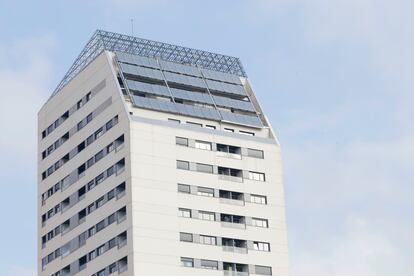 Paneles solares en un edificio de viviendas.