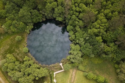 Vista cenital del Pozo Tremeo, un lago en Polanco (Cantabria).