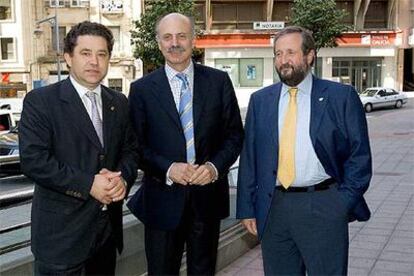 Miguel Anxo Fernández Lores, Manuel Cabezas y Xosé López Orozco, en una calle de Ourense.