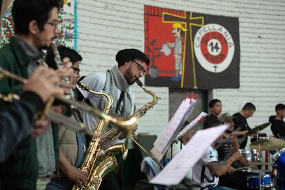 Integrantes de la orquesta dirigida por maestros venezolanos ensayan las piezas del musical.