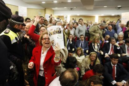 Votación  de la moción de censura que en 2008 derribó a la alcaldesa del PP.