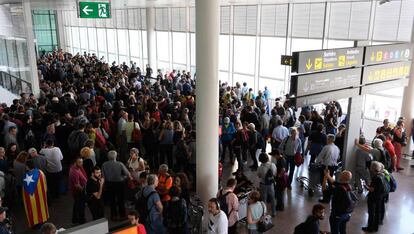 Manifestantes pro independencia intentan bloquear el acceso a la sala de salidad del aeropuerto de Barcelona.