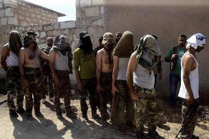Fotografía facilitada por la Agencia Siria de Noticias (SANA) que muestra a varios combatientes de la oposición siria detenidos por el Ejército en Alepo.