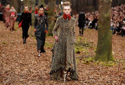 Una modelo en el desfile de Chanel en la Semana de la Moda de París.