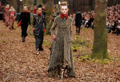 Una modelo en el desfile de Chanel en la Semana de la Moda de Par&iacute;s. 