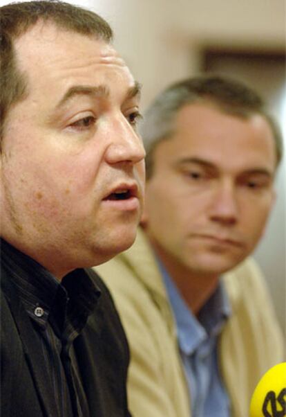 Pernando Barrena (izqda.) y Joseba Permach, durante la rueda de prensa que han dado en San Sebastián.