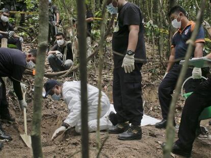 Un equip de la policia forense malàisia excava una fossa descoberta als turons Wang Burma, al nord del país.