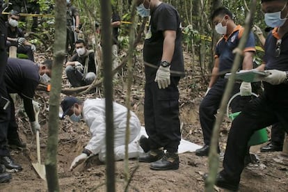 Un equip de la policia forense malàisia excava una fossa descoberta als turons Wang Burma, al nord del país.