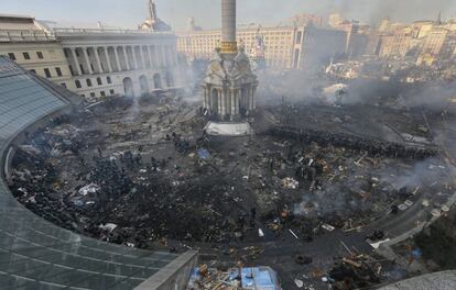 Vista geral da praça da Independência durante os protestos violentos entre opositores e policiais em Kiev.