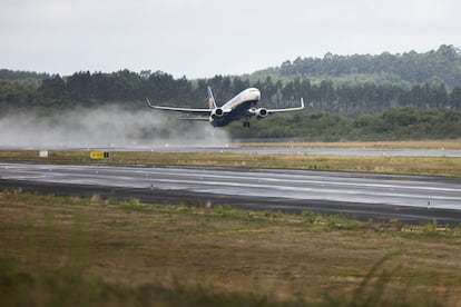 Un avión de Ryanair despega de la pista de Lavacolla.