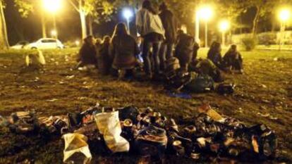 J&oacute;venes consumiendo alcohol en la Ciudad Universitaria.