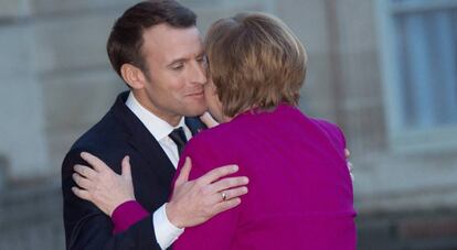El presidente Emmanuel Macron recibe a la canciller Angela Merkel en el El&iacute;seo