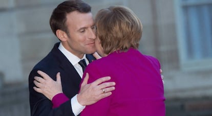El presidente Emmanuel Macron recibe a la canciller Angela Merkel en el Elíseo