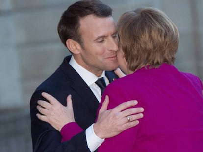 El presidente Emmanuel Macron recibe a la canciller Angela Merkel en el El&iacute;seo