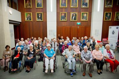 45 ancianos mayores de 100 años almorzaron con Palaszczuk en el Anexo Parlamentario una vez verificado el récord mundial para el mayor número de centenarios en una habitación, en Canberra (Australia).