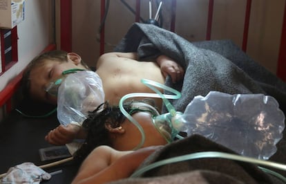 Dos ni&ntilde;os sirios reciben tratamiento tras el supuesto ataque qu&iacute;mico en la provincia de Idlib este mi&eacute;rcoles. 
 