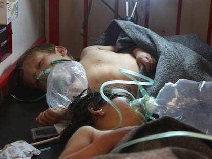 Dos niños sirios reciben tratamiento tras el supuesto ataque químico en la provincia de Idlib este miércoles.