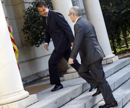 José Luis Rodríguez Zapatero y José Montilla, en la puerta del palacio de la Moncloa.