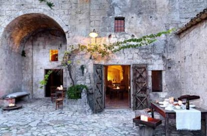 Exterior de una de las dependencias del hotel Le Grotte della Civita, ubicadas en los rehabilitados 'sassi' (cuevas) del centro histórico de Matera, en el sur de Italia.