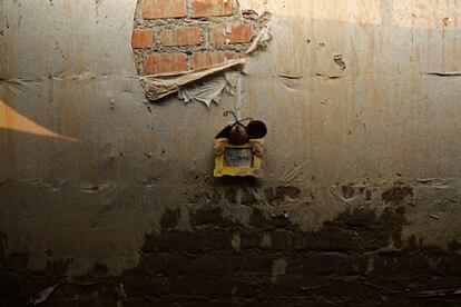 Una fotografía cuelga de la pared de una vivienda, en Carapongo Huachipa, Lima.