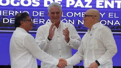 Gustavo Petro y Antonio García, jefe del ELN, se saludan en La Habana, frente al presidente de Cuba, Miguel Díaz Canel, en junio de 2023.