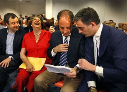 David Serra, Rita Barberá, Francisco Camps y Ricardo Costa, ayer en la sede del PP de Valencia.