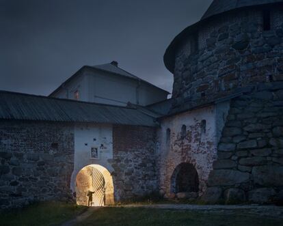 Un trabajador restaura la puerta de acceso al monasterio Solovetsky situada junto a la torre Nikólskaya.