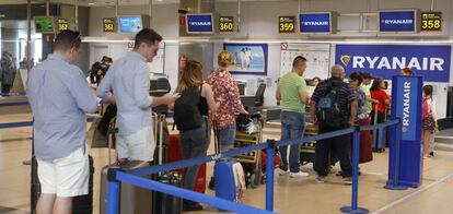 Colas durante la jornada de huelga en Ryanair en el aeropuerto de Barajas.