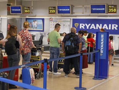 Colas durante la jornada de huelga en Ryanair en el aeropuerto de Barajas.