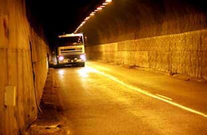 Un camión cruza el túnel de Vielha.