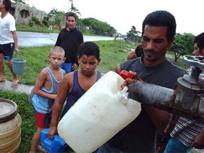 Habitantes de Boca de Galafre, en la provincia de Pinar del Río, se abastecen de agua potable.