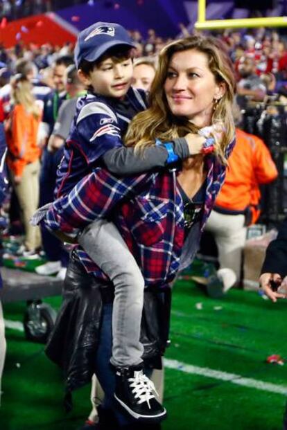 Gisele Bündchen acude con una camisa de Rails a la Super Bowl.