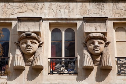 Dos figuras egipcias en un edificio en la plaza Caire de Pars (Francia). 