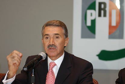 Roberto Madrazo, durante una conferencia de prensa en Ciudad de México, en mayo de 2005.
