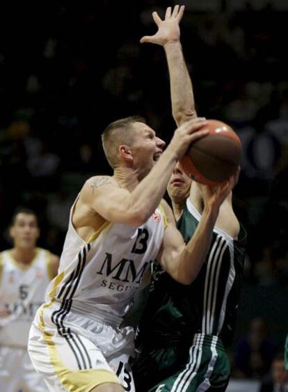 Kaukenas penetra ante un jugador del Panathinaikos.