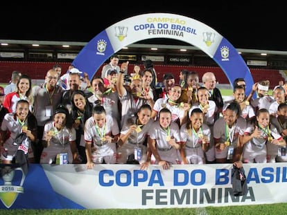 Jogadoras comemoram o título da Copa do Brasil.
