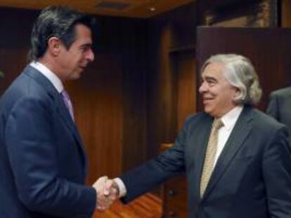 El ministro de Industria, José Manuel Soria,iz., y el secretario de Estado de Energía de los Estados Unidos, Ernest Moniz, durante la entrevista que mantuvieron hoy en la sede del ministerio de Industria.