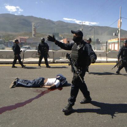 El cadáver de uno de los fallecidos en la protesta de Guerrero.