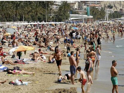 Turistas en la playa de El Postiguet