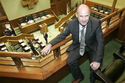 El <i>ararteko,</i> Iñigo Larmarca, en la tribunal de invitados del Parlamento durante un pleno el año pasado.