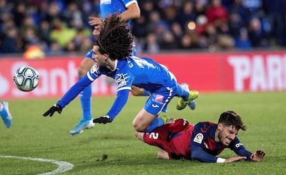 Cucurella cae ante Nacho Vidal.