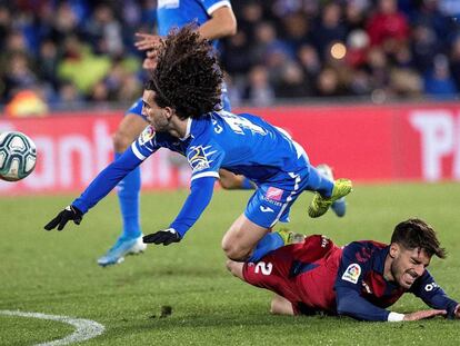 Cucurella cae ante Nacho Vidal.