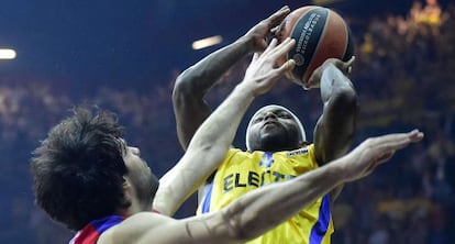 Tyrese Rice anota la canasta de partido ante Milos Teodosic