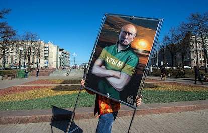 Exposición de dibujos sobre el presidente ruso, Vladimir Putin, para celebrar el primer aniversario de la adhesión de Crimea a Rusia, en el centro de Moscú.