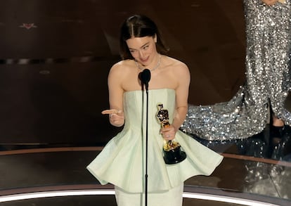 Emma Stone acepta el premio por mejor actriz en papel protagónico por 'Pobres criaturas', este domingo en el Teatro Dolby en Hollywood (California).