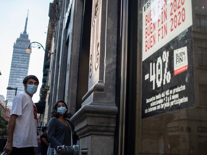 Dos personas, de compras durante el Buen Fin de 2020 en Ciudad de México.