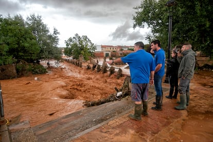 Varias personas ven los daños producidos por la tormenta en Buenache de Alarcón.